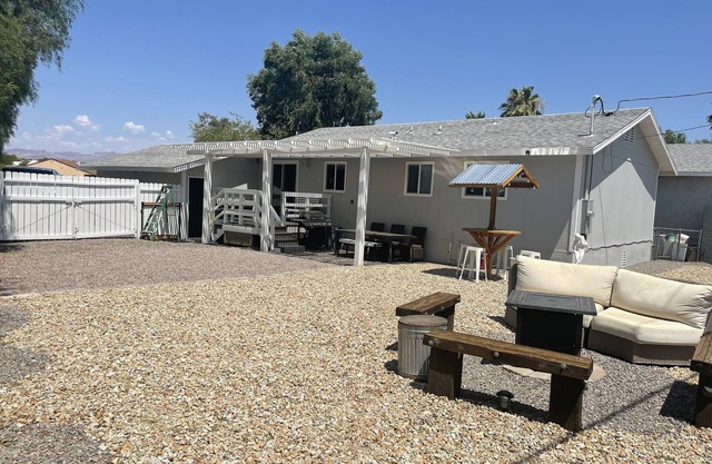 One block to the River, sports park, dogs, AC garage games!