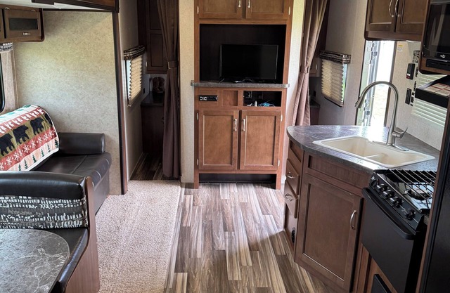 Cozy RV with WiFi and AC in Beautiful Tetonia ID. One hr from Jackson, Wy.
