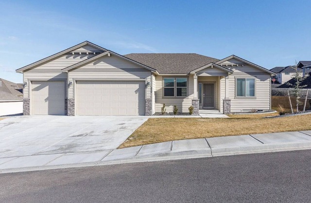 One-Level 4BR Home - Sunshine, Wine & Dine