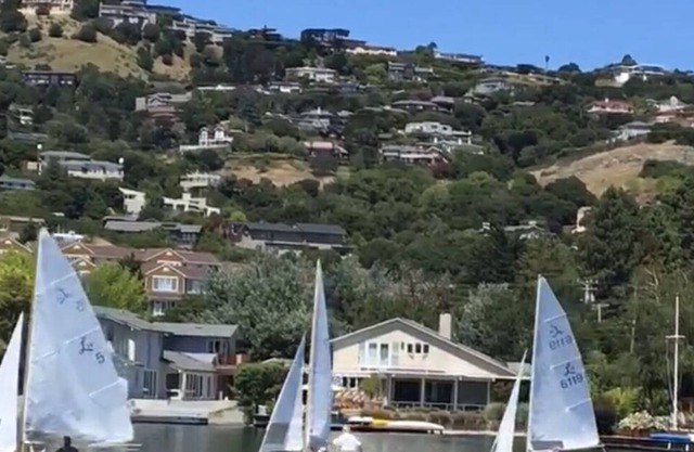 Un nivel de mediados de siglo casa de la orilla de la laguna de Belvedere. Alquiler de verano