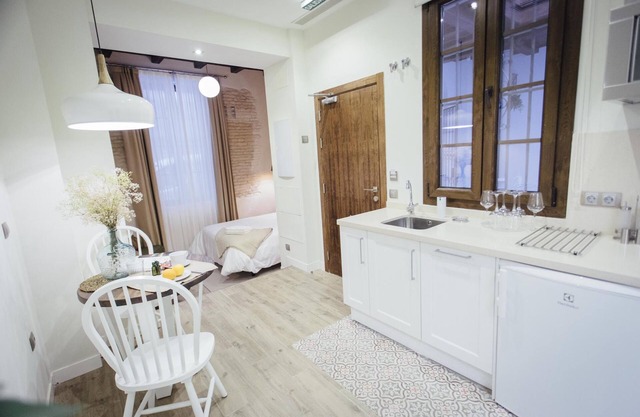 One Lux Byron Suites Deluxe Studio w Rooftop Pool