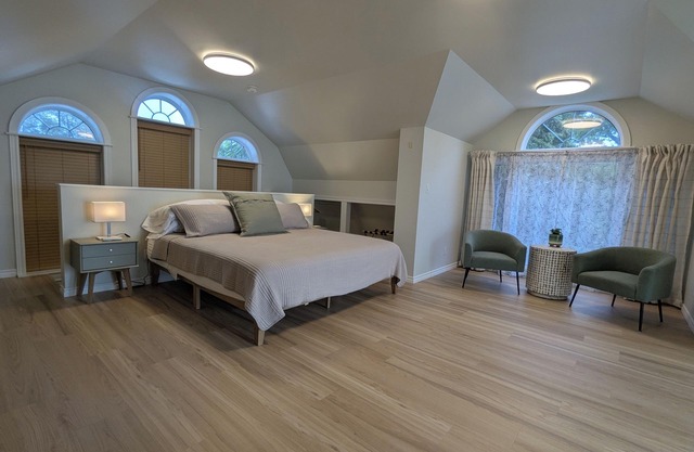 Picton Main Getaway - Entire Home with 2 King Suites Across Two Floors