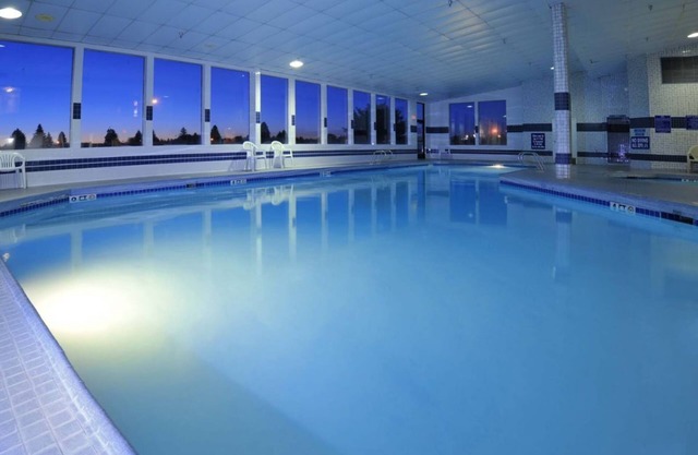 ONE MAJESTIC KING UNIT! POOL, HOT-TUB, SPA, PARKING!