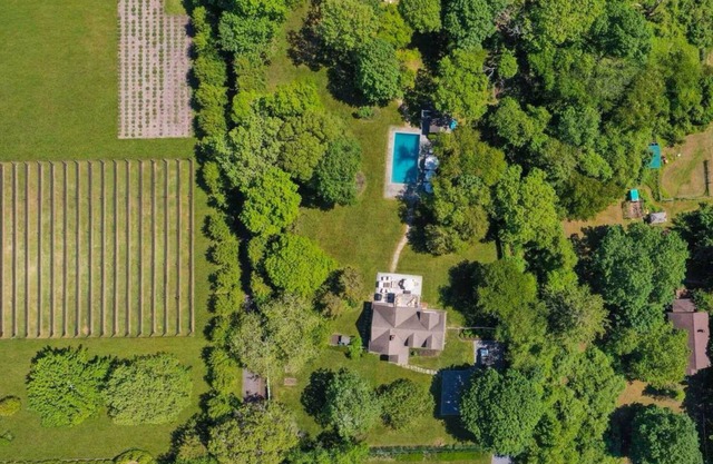 One Minute to Main St. East Hampton / Private Backyard Oasis
