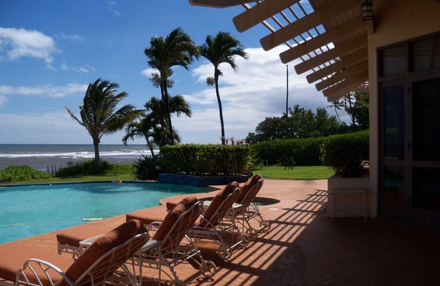 Una propiedad privada de lujo frente al mar con piscina frente al mar y jacuzz