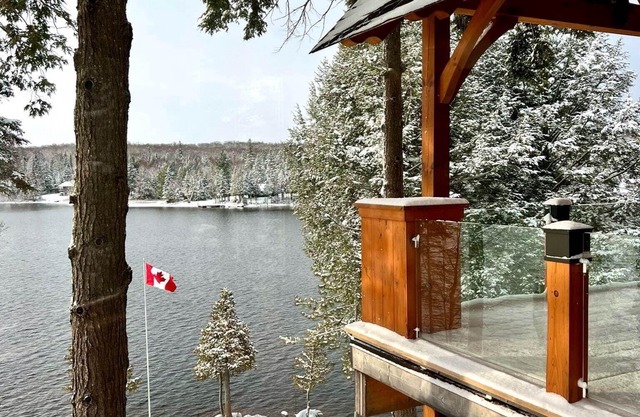 One of a Kind Timber Framed Waterfront Escape w/ Hot Tub!
