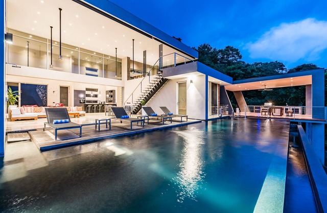 ONE OF A KIND VILLA W/ Huge Outdoor living Area, Private Pool!