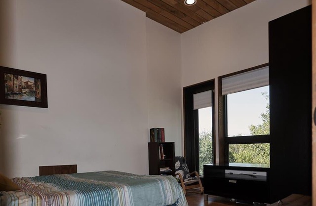 Una de Kind LakeFront Cottage Home con magníficas vistas al lago, enorme cubierta