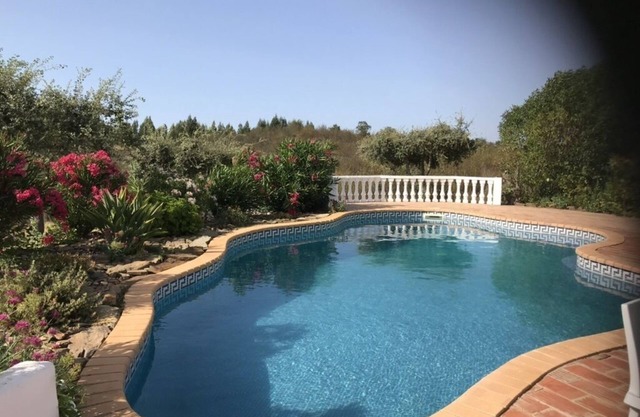 Una cabaña especial con su propia piscina privada, jardines impresionantes, preciosas vistas.