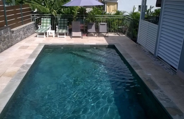 VILLA DE AIRE ACONDICIONADO DE UNA PLANTA - PISCINA CLIMATIZADA (29 °) Y SEGURA.