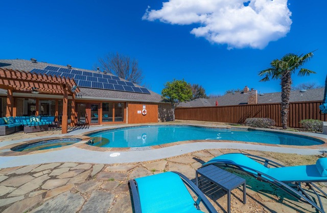 One Story House, King Beds, TV in all bedrooms, Desks, Grill and Pool.