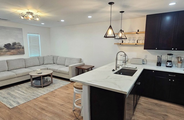 Home Close to Universities, Shopping Mall, Redlands, Conventions Center