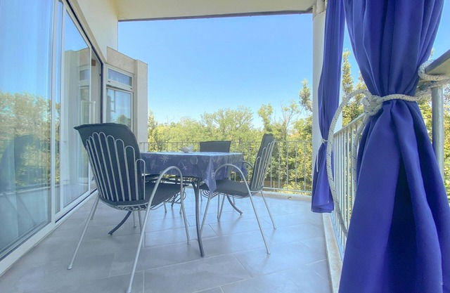A sólo 80 metros del mar Adriático azul con balcón privado, aire acondicionado, WiFi