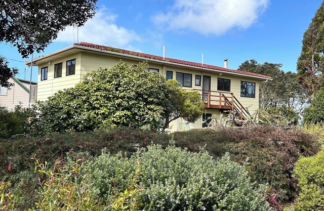 Awhitu Batch, Auckland. Relax and take it easy. Sea Views