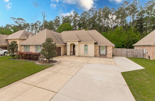 Only minutes from Chappapeela Sports Park and the Hammond Regional Airport.