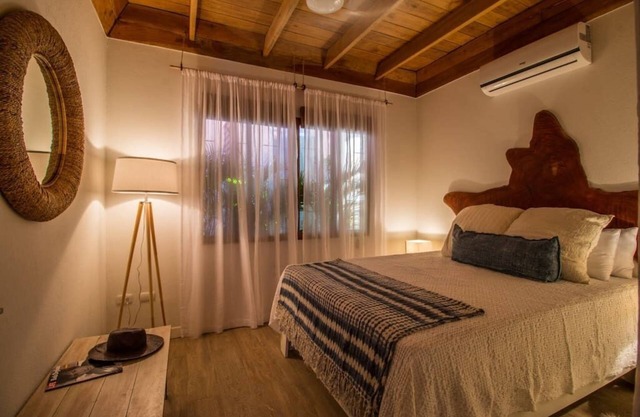 A pocos pasos de las olas y un corto paseo al yoga, esta moderna casita para 6 personas.