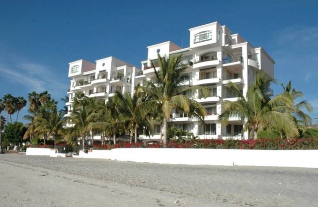 Sólo los verdaderos FRENTE AL VERDADERO Condo en La Paz! Ver extinción completo, 2 piscinas, bar de la piscina