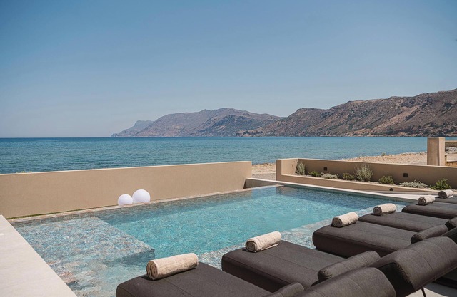 Onora Villa, Steps from the Sea by etouri