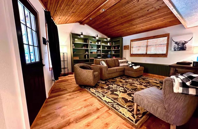 Onyx Grove Cabin 2 bedrooms & HOT TUB!