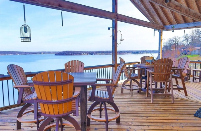 Open 4BR Floor Plan w/ Awesome View of Grand Lake Huge Deck Great for Families