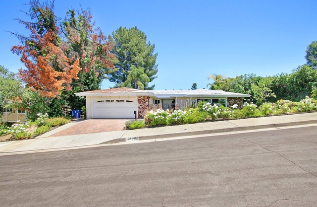 Open & airy, mid-century ranch home with views!