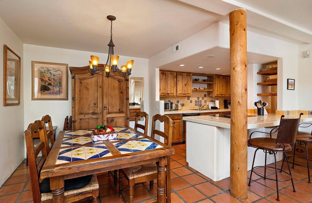 Open-Concept, Tons Of Space, Easy Access To Downtown Attractions