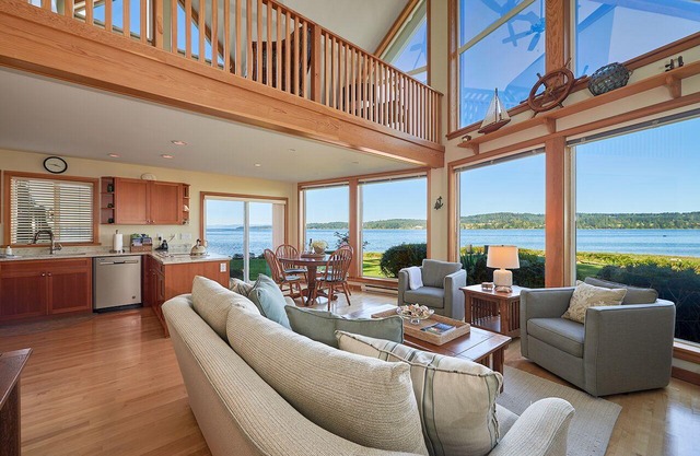 Open Design West Coast Home en 1600 pies de la línea de costa privada