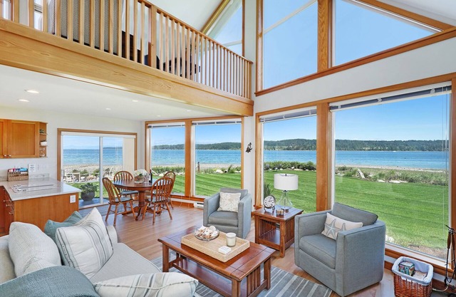 Open Design West Coast Home en 1600 pies de línea de costa privada