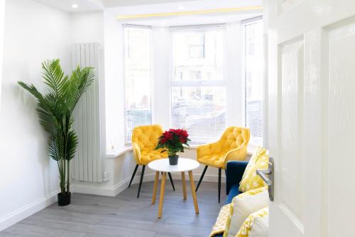 Open Mind Property - 6 Luxury Bedrooms with Free Parking