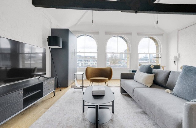 Open plan Clerkenwell Studio opposite Farringdon stn, by Blueground