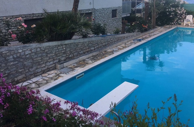 El espacio abierto de 65 metros cuadrados con una piscina de 50 metros del mar