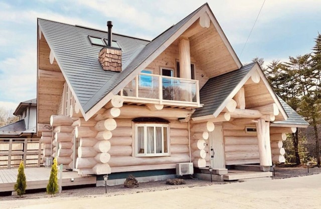 Opened in May 2021Yellow cedar Canadian loghouse / Kitasaku-gun Nagano