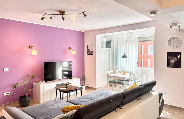 Opera Lavendel. Cozy 1-bedroom with AC & King-Size bed in awesome Timișoara