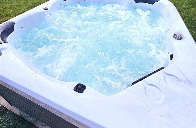 Opulent Jacuzzi Retreat With Entertainment
