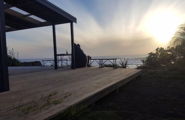 Opunake bahía vacía - acantilado