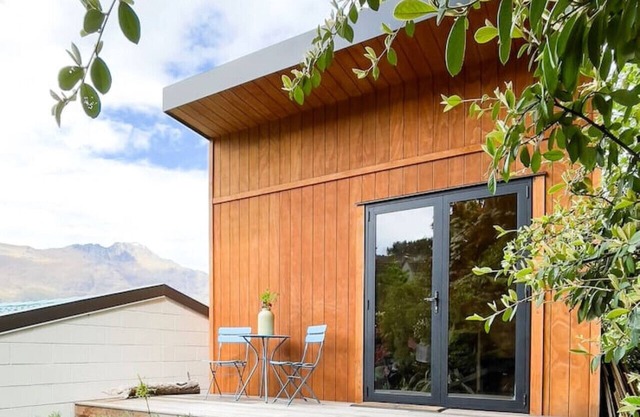 Ora° Retreat - Kereru Cabin - Lofted Lake Views