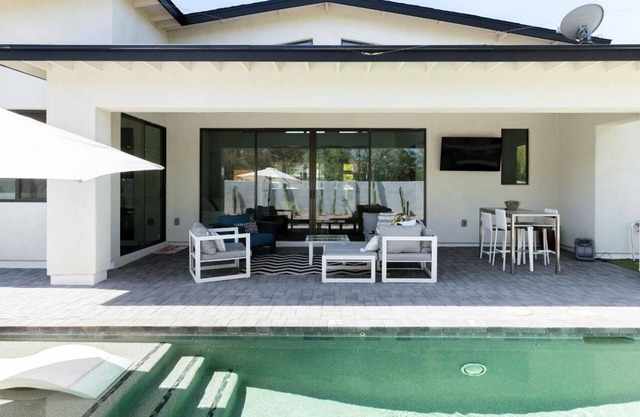 Orange Blossom by LuxeKey: Modern Luxury Home in Old Town w/ Free Pool Heat