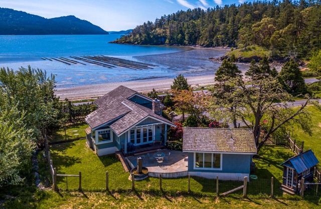 Isla Orcas, Crescent Beach Cottage
