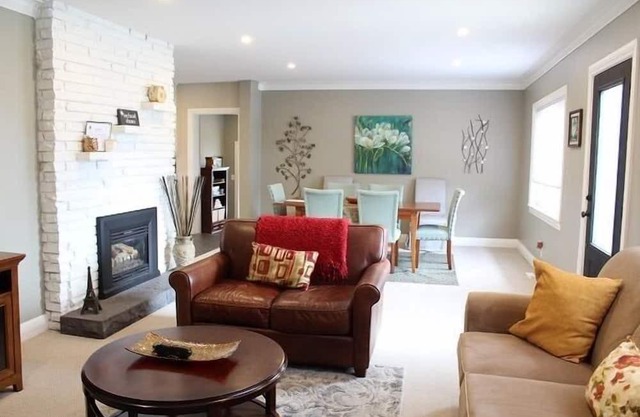 Orchard Shores - Fabulous Fort Erie Find!