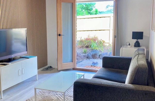 Orchid Guest Suite with private entrance and yard