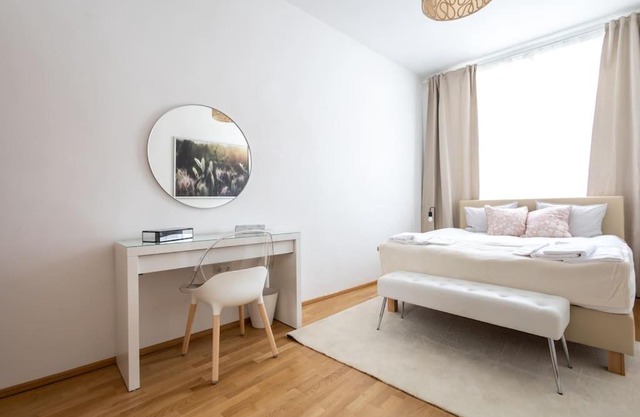 OrestaLiving - 2BR On the Danube Canal