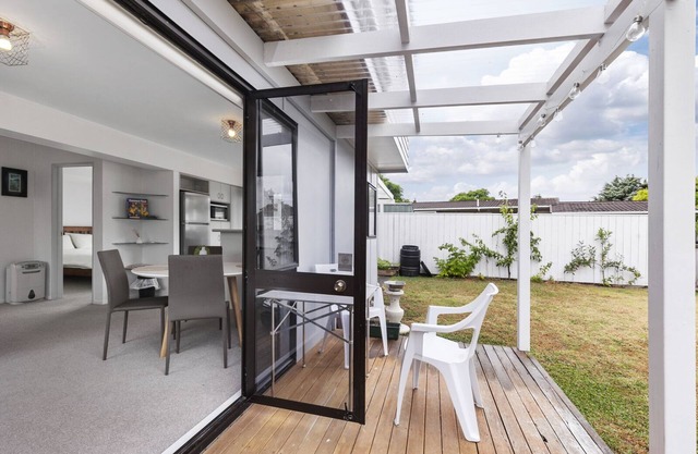 OREWA ESTUARY RETREAT - OREWA DOWNSTAIRS HOLIDAY UNIT in Orewa