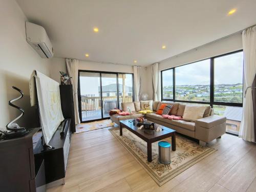 Orewa family holiday house with 3 bed-rooms view on deck near cafe, bush & river