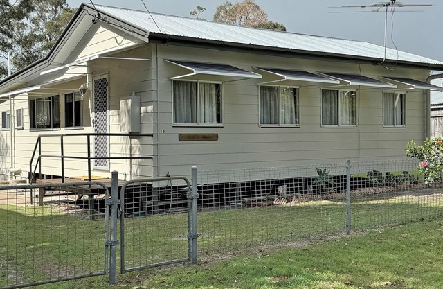 Original Straddie Shack with Air-conditioned Comfort