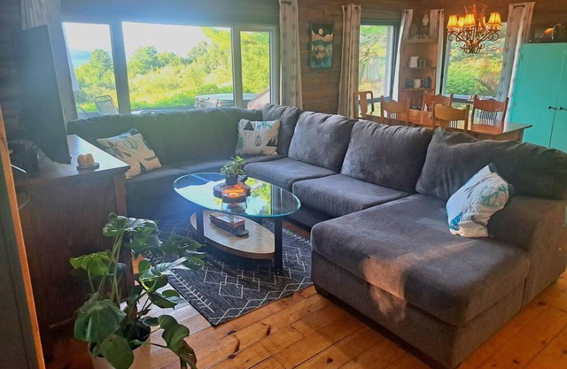 Oriole Ridge Cabin; king suite, hot tub, pool, BBQ