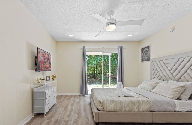 Orlando/Disney Renovated Modern Cozy 3br Condo 15 min. from Disney