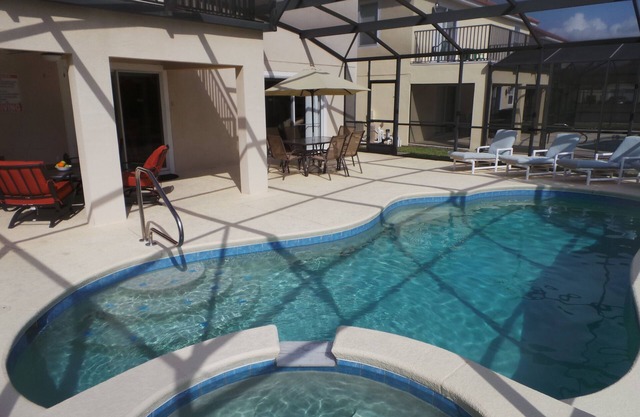 Orlando Florida Luxury Villa, Oversized Pool, Hot Tub with Lake Views, Gamesroom