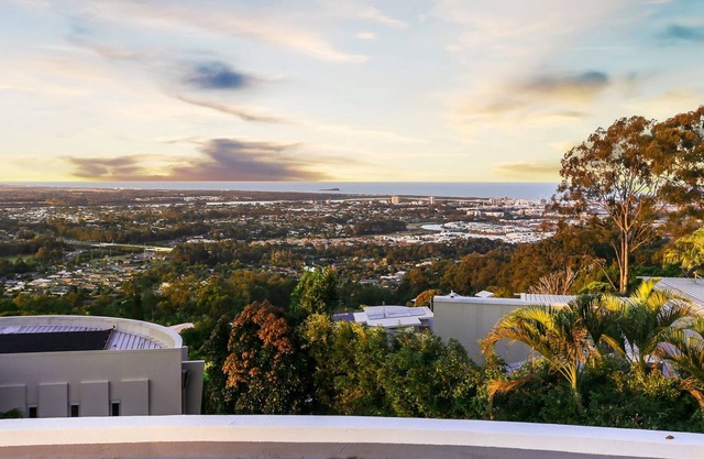 Residencia de dise��o arquitectónico con vistas panorámicas de la costa del Sol.
