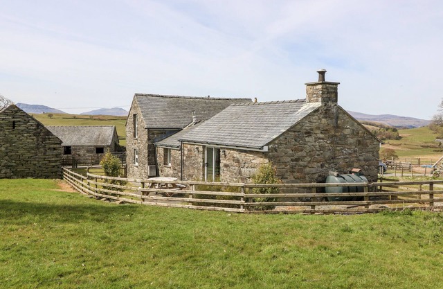 ORSEDD WEN COTTAGE, pet friendly, with open fire in Betws-Y-Coed