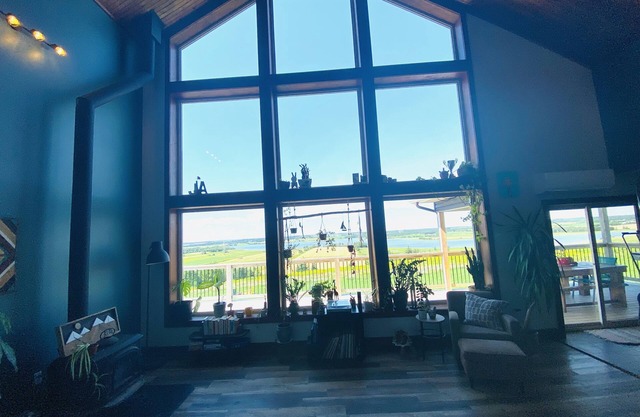 Orwell Cove Oasis - Art and Beauty meets Country Living.
